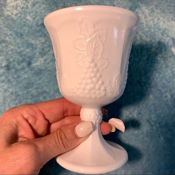 SET TWO WHITE MILK GLASS GOBLETS GRAPE DETAIL VINTAGE - Picture 5 of 8